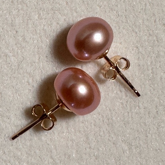 14K Yellow Gold Genuine Pink
Freshwater Pearl Stud Earrings - Pearl
Earrings - Picture 3 of 10